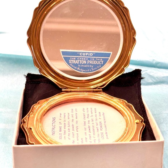 Stratton Wedgewood Blue Jasperware Compact. Vintage. Never unboxed - Picture 3 of 7